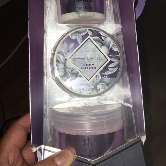 Iam Selling body lotion - Picture 1 of 8